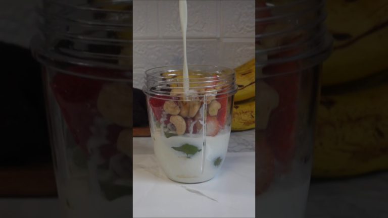 Creamy Avocado  Strawberry 🥑 🍓 Smoothie.Healthy and filling breakfast. #shorts #viralshorts