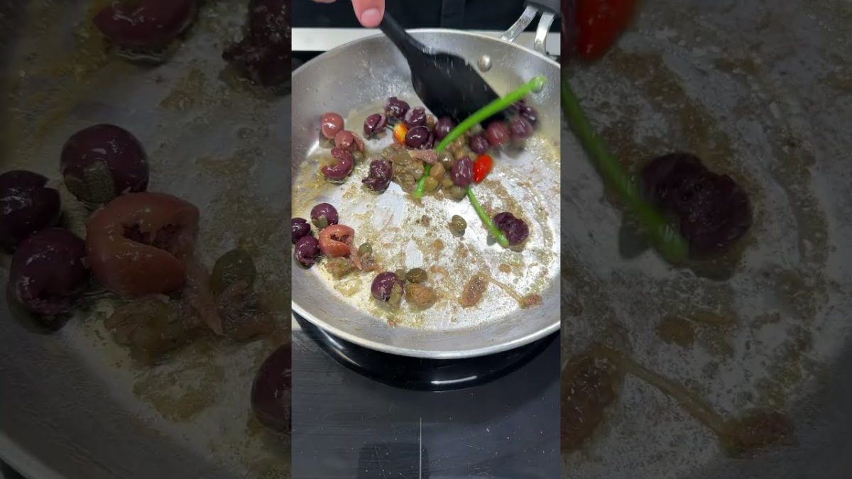 🍝 CALAMARATA alla PUTTANESCA di MARE – vera esplosione di gusto🍴💙🌊 #Shorts