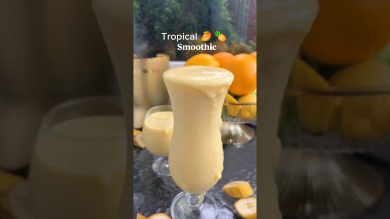 Tropical  🍍 🥭  SMOOTHIE #smoothies #smoothierecipes #pineapplesmoothie #viralshorts #fiber #vitamins
