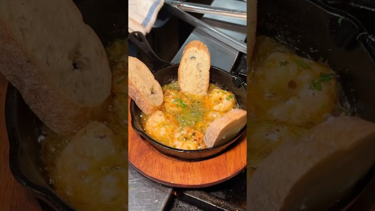 SIZZLIN GARLIC SHRIMP for the WIN from Poppy in East Village NYC! 🍤🔥🤤 A great spot! #DEVOURPOWER