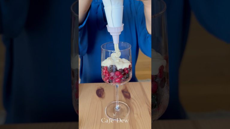 Cool Down with a Creamy Berry Banana Bliss!🥰🥰#milkshake #recipe #summer #berry #tasty #asmr