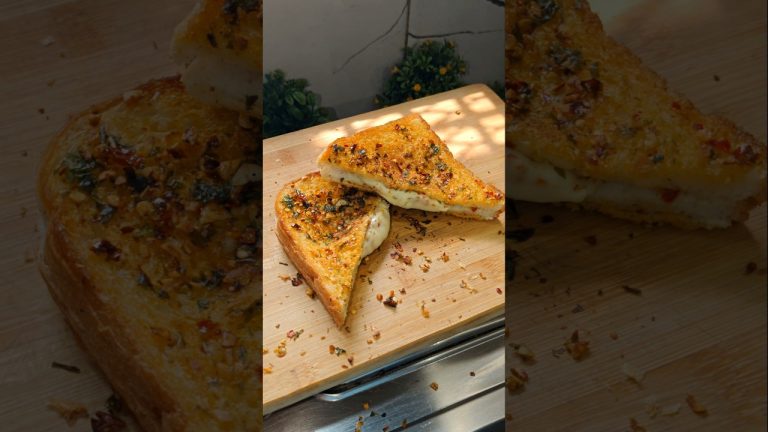 Ultimate Cheesy Garlic Bread Recipe😍 | Totally Irresistible #shorts #bread #viralvideo #shortsfeed