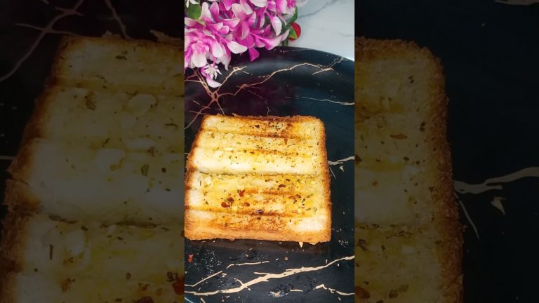 Easy Cheesy garlic bread at home 😀 #recipe #viralvideo  #cheese #food #cooking #foodshorts #shorts