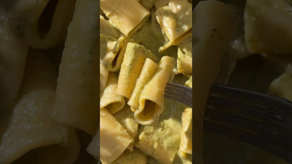 🇮🇹 Creamy zucchini and Stracchino pasta with crispy pancetta👌 #pasta #italianfood #recipe