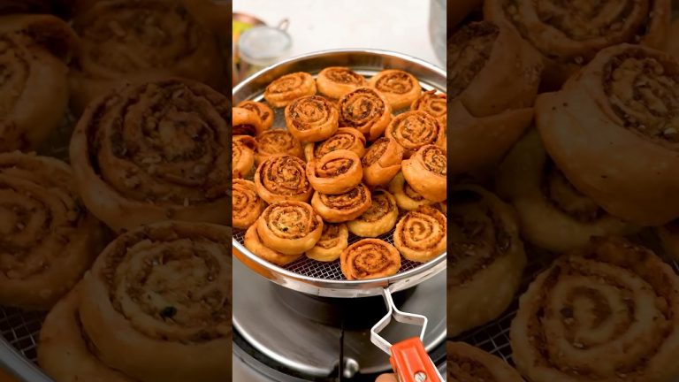 भाकरवाड़ी कैसे बनाते है | Maharashtrian Bhakarvadi recipe | #shorts | kabitaskitchen