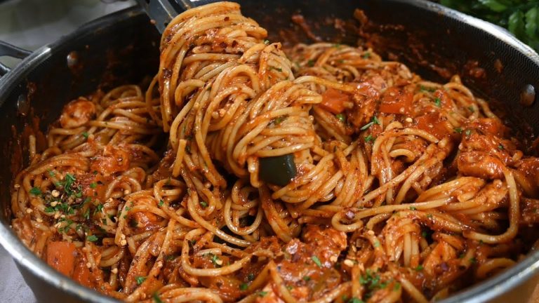 باستا السباغيتي تكون دائمًا لذيذة بهذه الطريقة مع صدور الدجاج!  Spaghetti pasta with chicken breast
