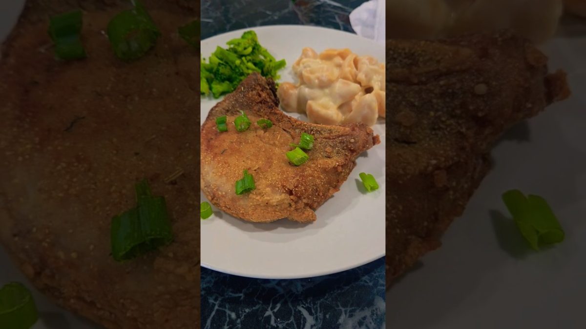 Fried Pork chops 🥩 #food #shorts #pork #porkchoprecipes #dinner #frying #meal #mealideas