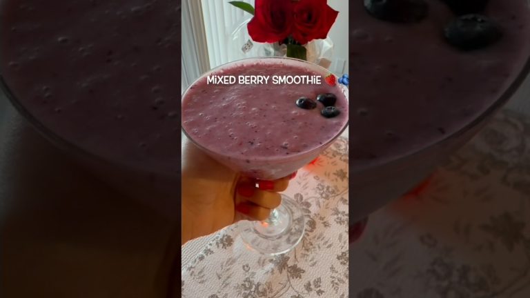 Mixed berry smoothie for your mornings 💜 #smoothie #healthyrecipes #quickbreakfast #shorts