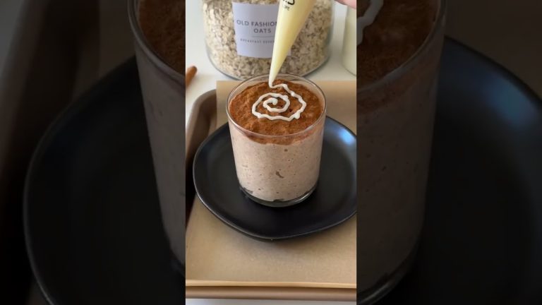 Dessert for breakfast – cinnamon roll overnight oats #shorts