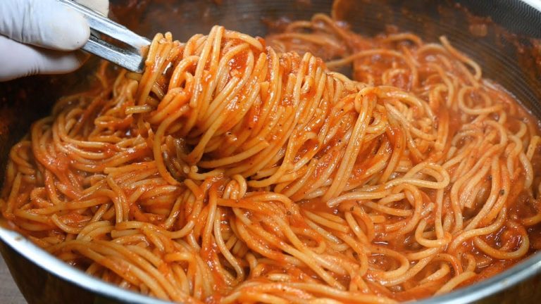 طعم مكرونة الاسباغيتي لذيذ مع صلصة الطماطم هذه الغنية واللذيذة! Delicious tomato sauce spaghetti