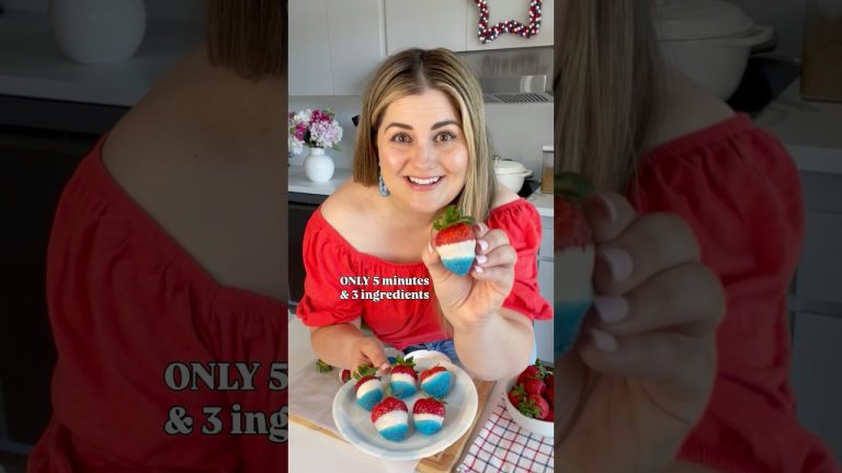 EASY 4th of July Dessert Recipe! Red white & blue dipped strawberries! #dessert