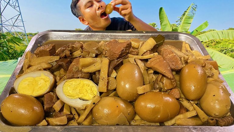 Have You Ever Cut Bamboo Shoot For Cooking? Pork Recipe – Amazing Video