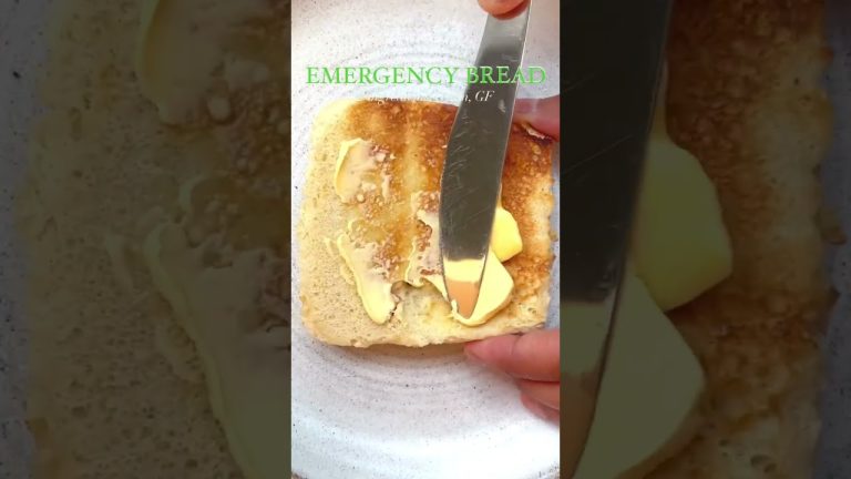 RECIPE BELOW 👇🏽 ⁣🍞 1 MINUTE EMERGENCY BREAD 🍞 ⁣#bread #toast #toastrecipes #vegan #veganrecipes⁣