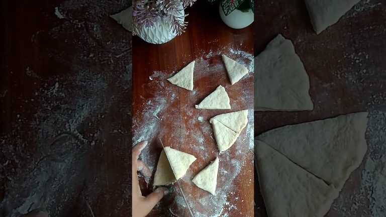 পাউরুটিতে গোলাপ ফুলের ডিজাইন। #shortvideo #food #rannaghorertips #cookingtips #viralvideo #recipe