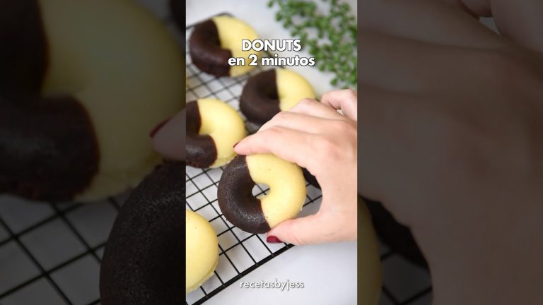 DONUTS en 2 minutos en el MICROONDAS 🍩 #postresfaciles #receta #donuts #recetasfaciles