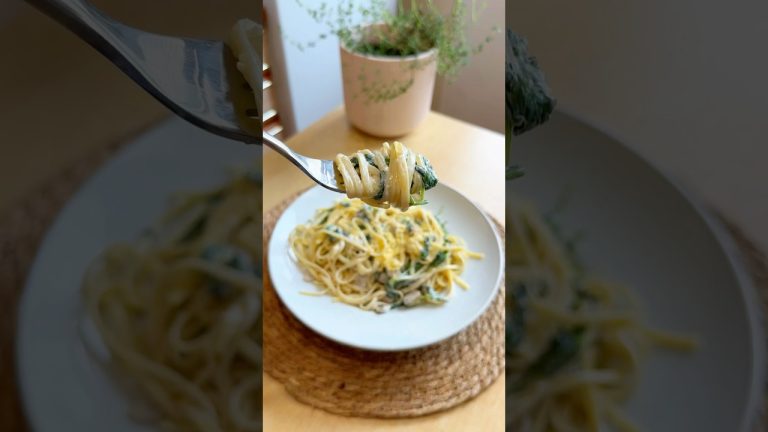 Creamy Garlic Spinach Pasta🍝 Quick, Easy & Delicious! #pasta #creamy #easyrecipes #cooking #shorts