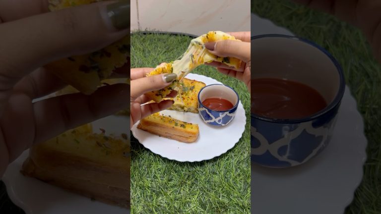 Stuffed cheesy garlic bread 🥖 #viralshorts #shortfeed #recipe #cooking