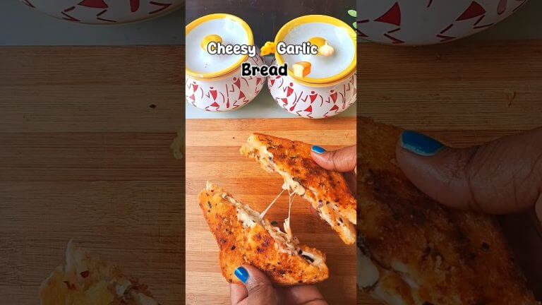 Cheesy Garlic Bread recipe 🧀🍞😋 #shorts  #cheesygarlicbread #bread #snacks #shortsfeed #chess #viral
