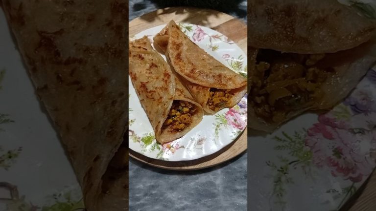 Chicken Paratha Roll Recipe By DesiTarka | چکن پراٹھا رول بنانے کا  Chicken Snacks |#shorts #short