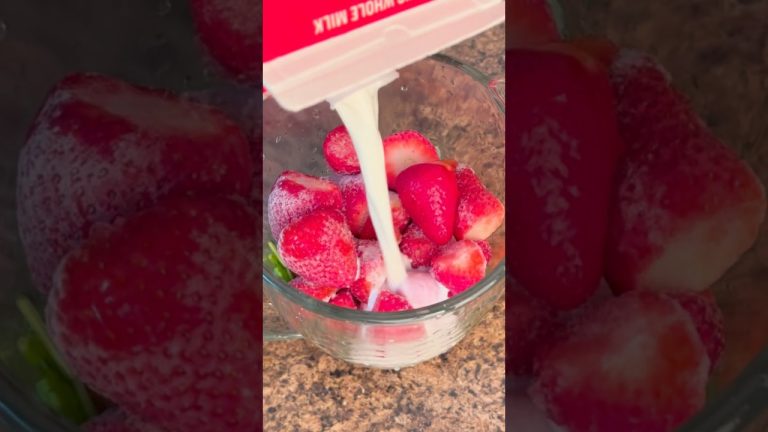 Healthy Strawberry Green Smoothie Recipe with 3-Ingredients #healthy #recipes #healthyrecipes