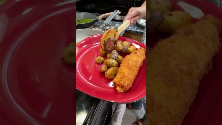 Chuletas de Cerdo Rellenas y Empanizadas | Receta Fácil con Papas y Espárragos