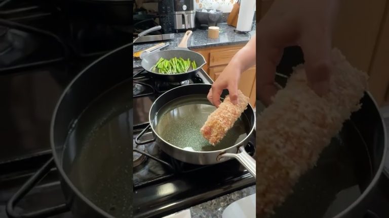 Chuletas de Cerdo Rellenas y Empanizadas | Receta Fácil con Papas y Espárragos