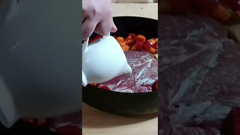 CHRUMKAVÁ PEČENÁ KRKOVIČKA NA ZELENINE – Ukážka receptu…Celý recept nájdeš na našom kanáli !