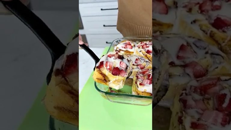 Upgrade your cinnamon rolls with this hack!  #easyrecipe #dessert #recipe #cheesecake #breakfast