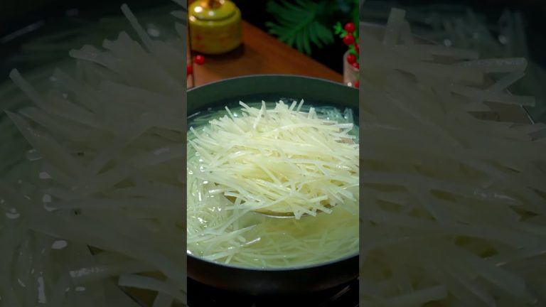 Spicy and sour shredded potatoes, crispy and delicious.  #recipe #foodtutorial #cooking