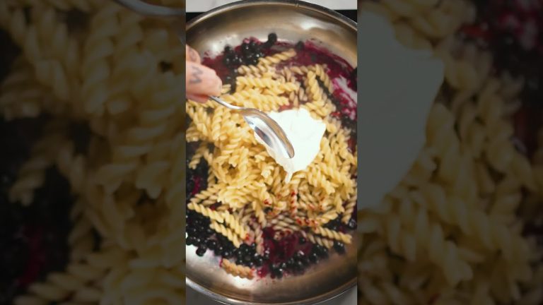 Kremowy makaron z jagodami w 5 minut. #foxxgotuje #jagody #przepis #deser #obiad