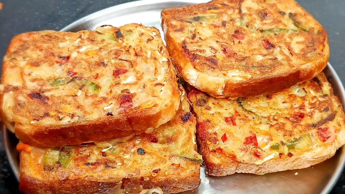 Bread এর উপর সুজির ব্যাটার দিয়ে এই টিফিন একবার না বানালে আফসোস থেকে যাবে# Breakfast Recipe Bengali