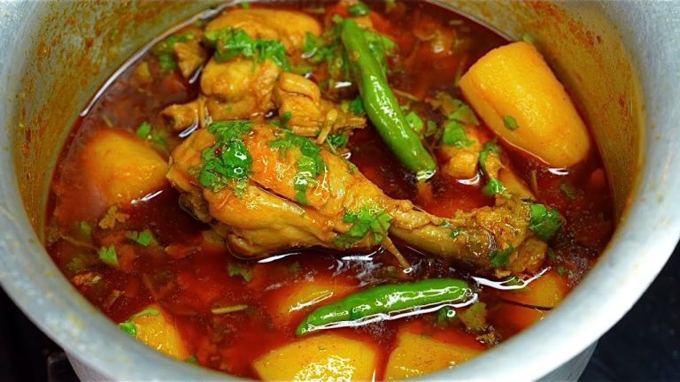 कोरमे जैसा चिकन आलू का सालन मेरी अम्मी के हाथ का Chicken Aloo Ka Salan | Traditional Chicken Curry