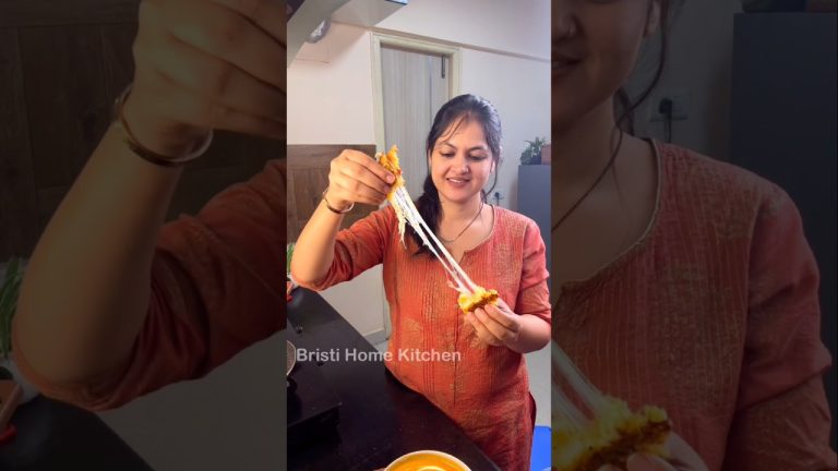 Itna cheesey kaise banta hai? 😳 #shorts #bristihomekitchen #garlicsandwich