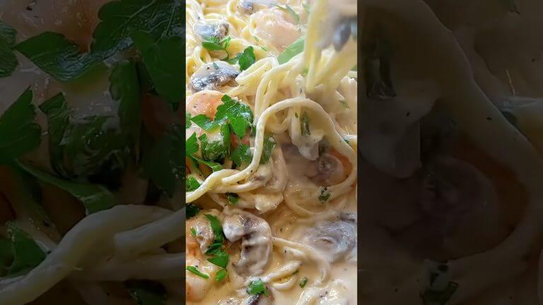 Easy Alfredo Pasta #Recipe #Food #Cooking #EasyMeals #Foodie #Shorts #ComfortFood #alfredopasta