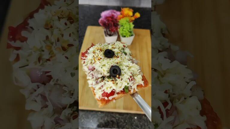 2 min Bread Pizza Recipe | Quick and easy Bread Pizza |No Oven |Tawa Pizza #ytshorts#shorts#trending