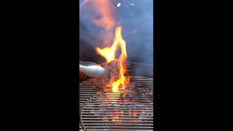 STEAK on the WEBER KETTLE | 2 zone cooking | #shorts