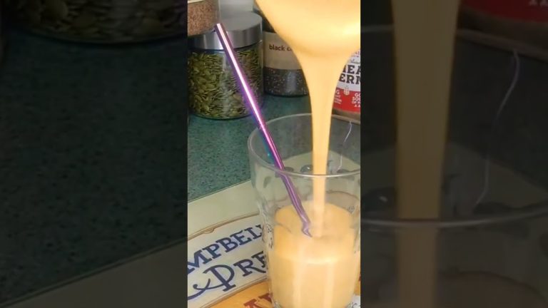 Creamy Mango-Carrot Smoothie #smoothierecipes #mangosmoothierecipe #healthydrink