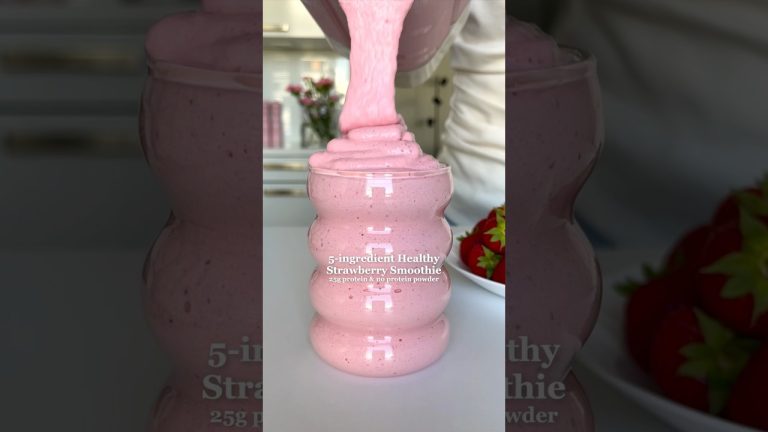 High-protein Strawberry Smoothie🍓 25G protein & no protein powder!  #highprotein #healthybreakfast