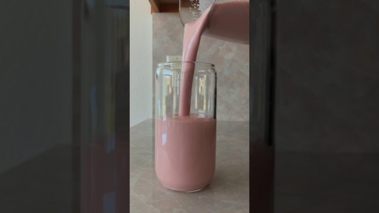 Healthy strawberry smoothie (quick and easy!)