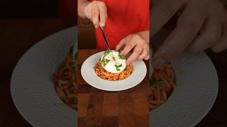 Pasta alla burrata, tomato and candied peppers! #shorts #italianfood @Lionfield