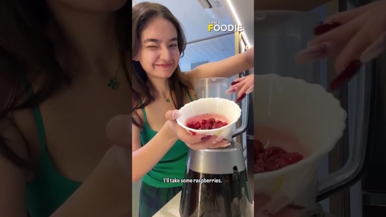 Anushka Sen shares her FAVOURITE Smoothie Recipe #shorts #anushkasen #smoothie