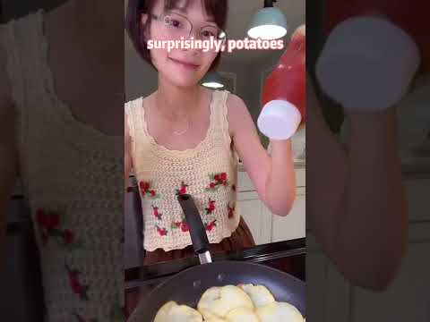 One potato pizza 🍕 Fill your midnight belly within 10 minutes~ Who’s hungry? 😏