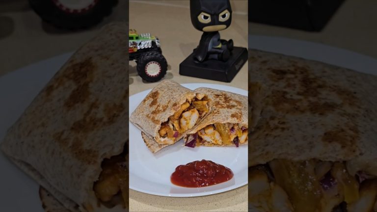 Spicy Chicken Wrap Recipe 🌯 | Easy Homemade Wraps #shorts #indianinireland