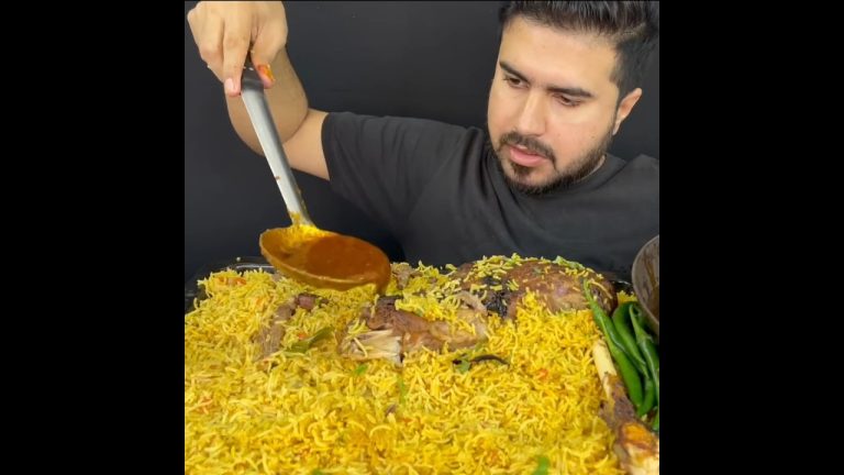 ASMR: EATING SPICY CHICKEN CURRY🔥 BASMATI RICE || #shorts #mukbangn#asmreating #mukbangasmr #asmr