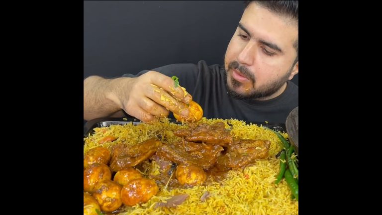 ASMR: EATING SPICY CHICKEN CURRY🔥 EGG CURRY || #shorts #mukbangn#asmreating #mukbangasmr #asmr