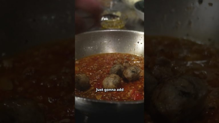 It doesn’t get any more Italian American than pasta and meatballs. 🍝