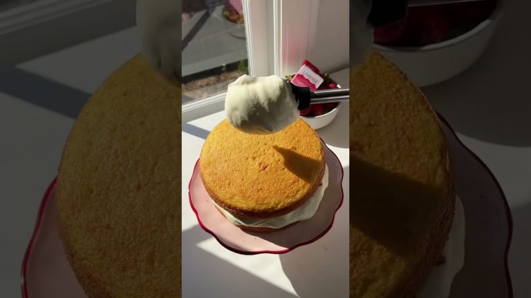 SERVING DESSERT AND DEEP HYDRATION 🍓🍰 Laniege Strawberry Shortcake Lip Sleeping Mask