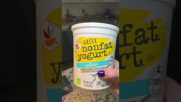 Refreshing Strawberry Banana Smoothie Recipe 🍓🍌 | Easy & Delicious #Shorts