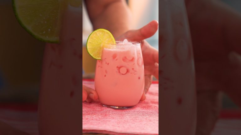 Bu Yazın Yeni Trendi: KARPUZLU SMOOTHIE 🍉🥛❄️ #yemekcom #karpuz #yaztarifleri