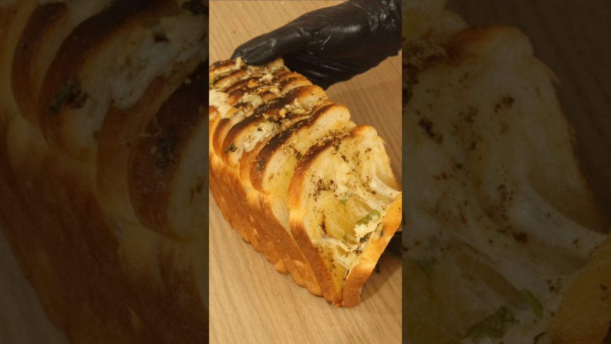 #garlic bread recipe#easy garlic bread recipe#how to make a garlic bread with bread#cheese#shorts